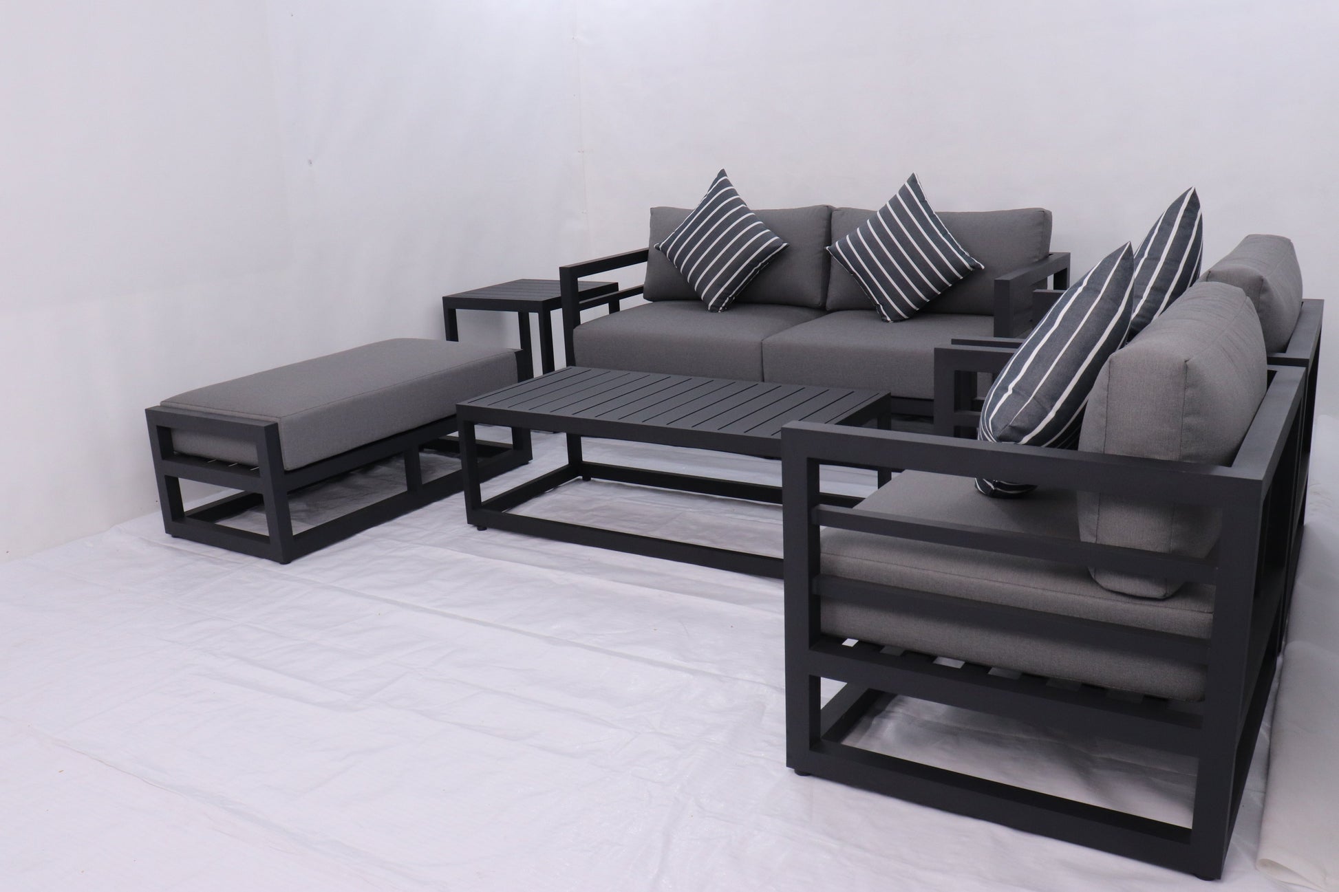 AluLux Hampton Elegance: Premium Black Aluminum Outdoor Lounge Set