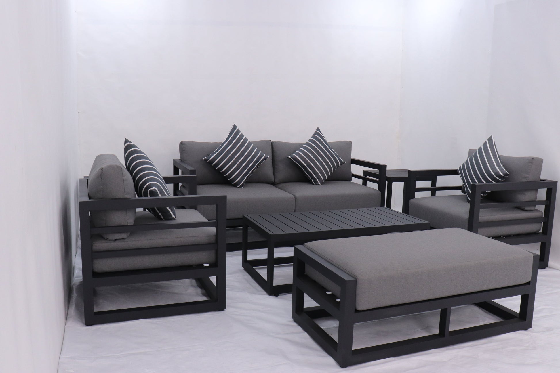 AluLux Hampton Elegance: Premium Black Aluminum Outdoor Lounge Set