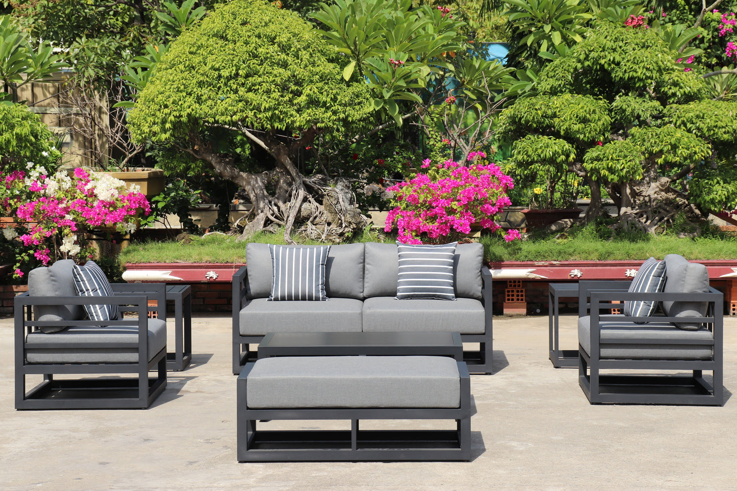 AluLux Hampton Elegance: Premium Black Aluminum Outdoor Lounge Set