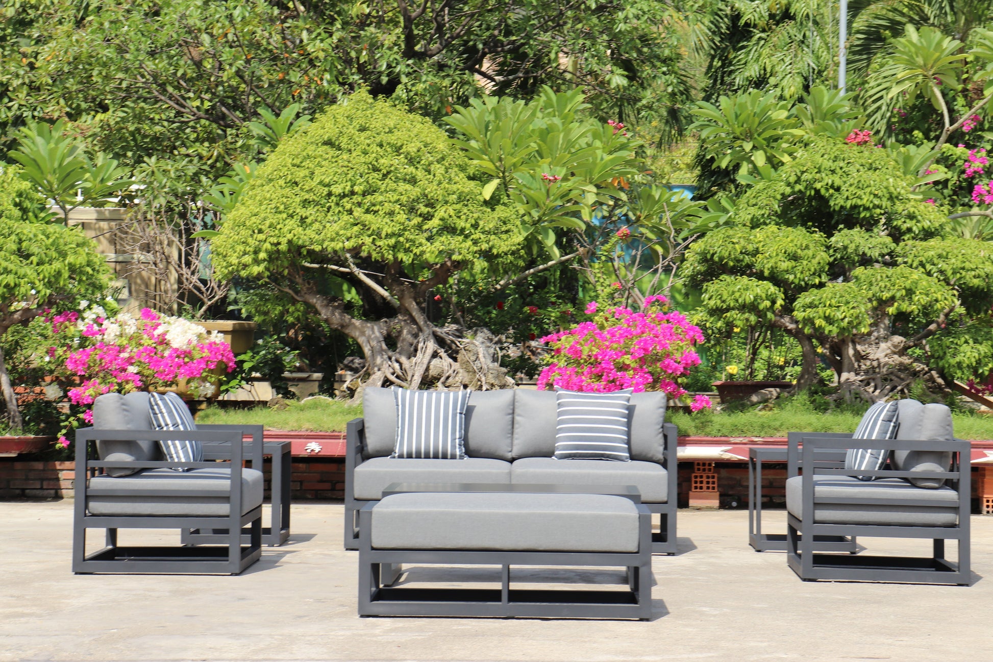 AluLux Hampton Elegance: Premium Black Aluminum Outdoor Lounge Set