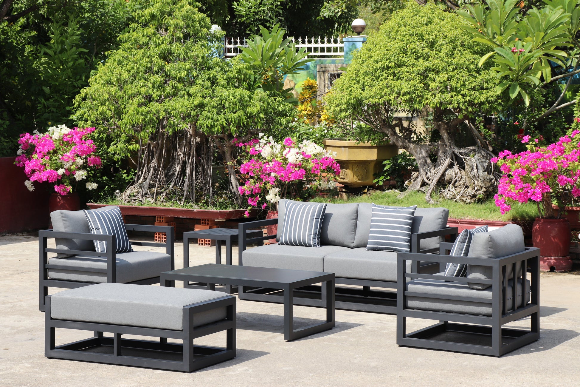 AluLux Hampton Elegance: Premium Black Aluminum Outdoor Lounge Set