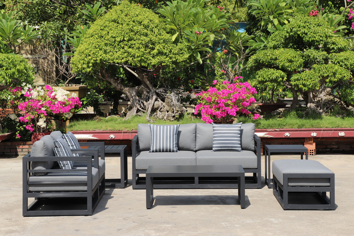 AluLux Hampton Elegance: Premium Black Aluminum Outdoor Lounge Set