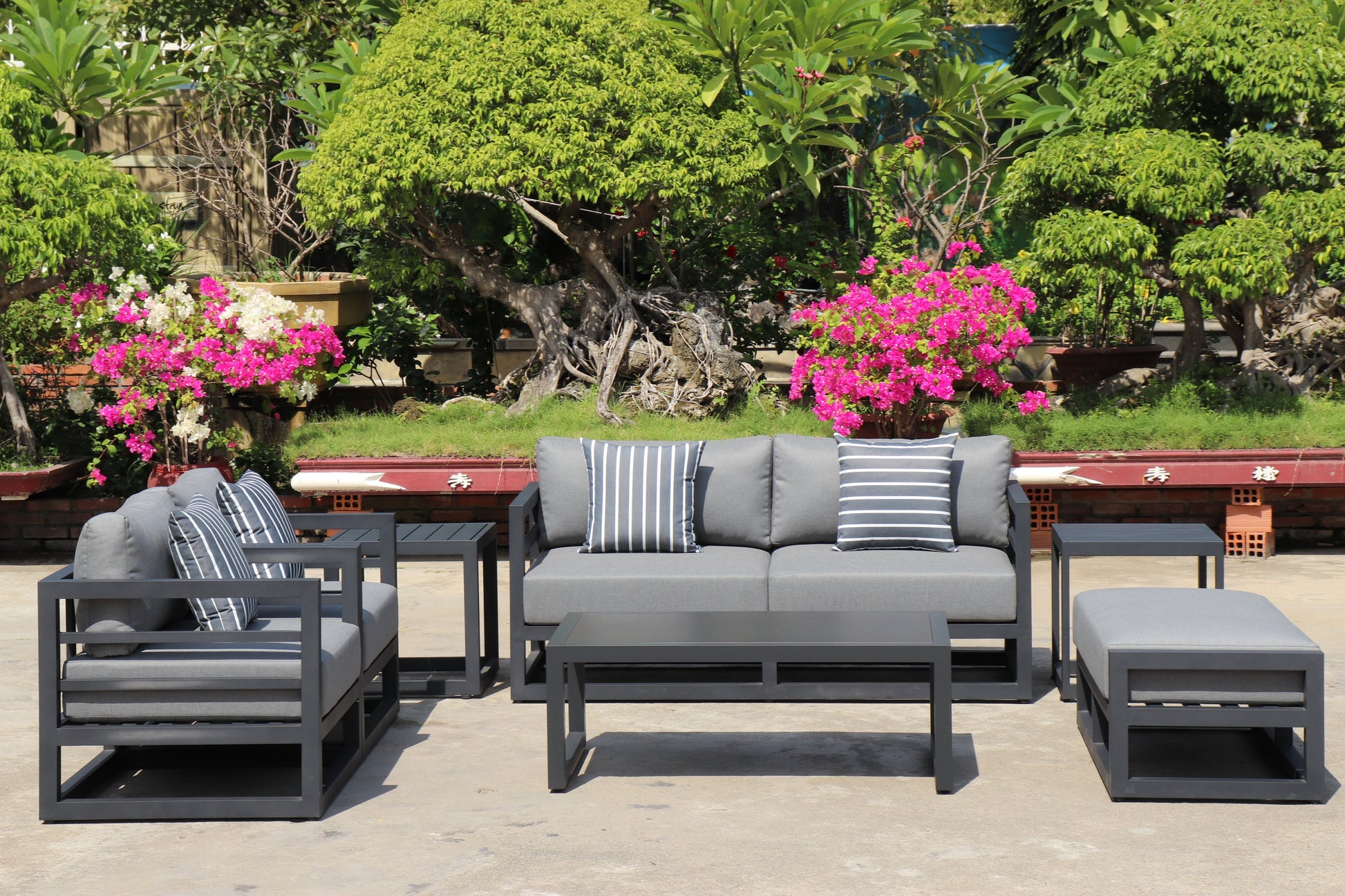 AluLux Hampton Elegance: Premium Black Aluminum Outdoor Lounge Set