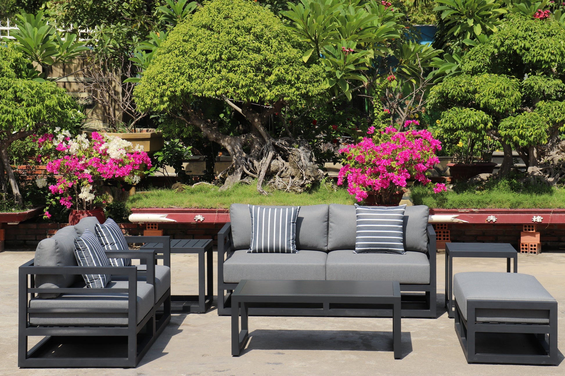 AluLux Hampton Elegance: Premium Black Aluminum Outdoor Lounge Set