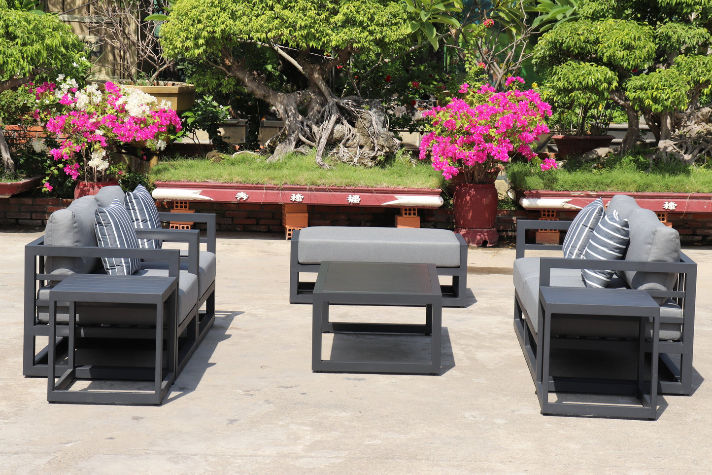 AluLux Hampton Elegance: Premium Black Aluminum Outdoor Lounge Set