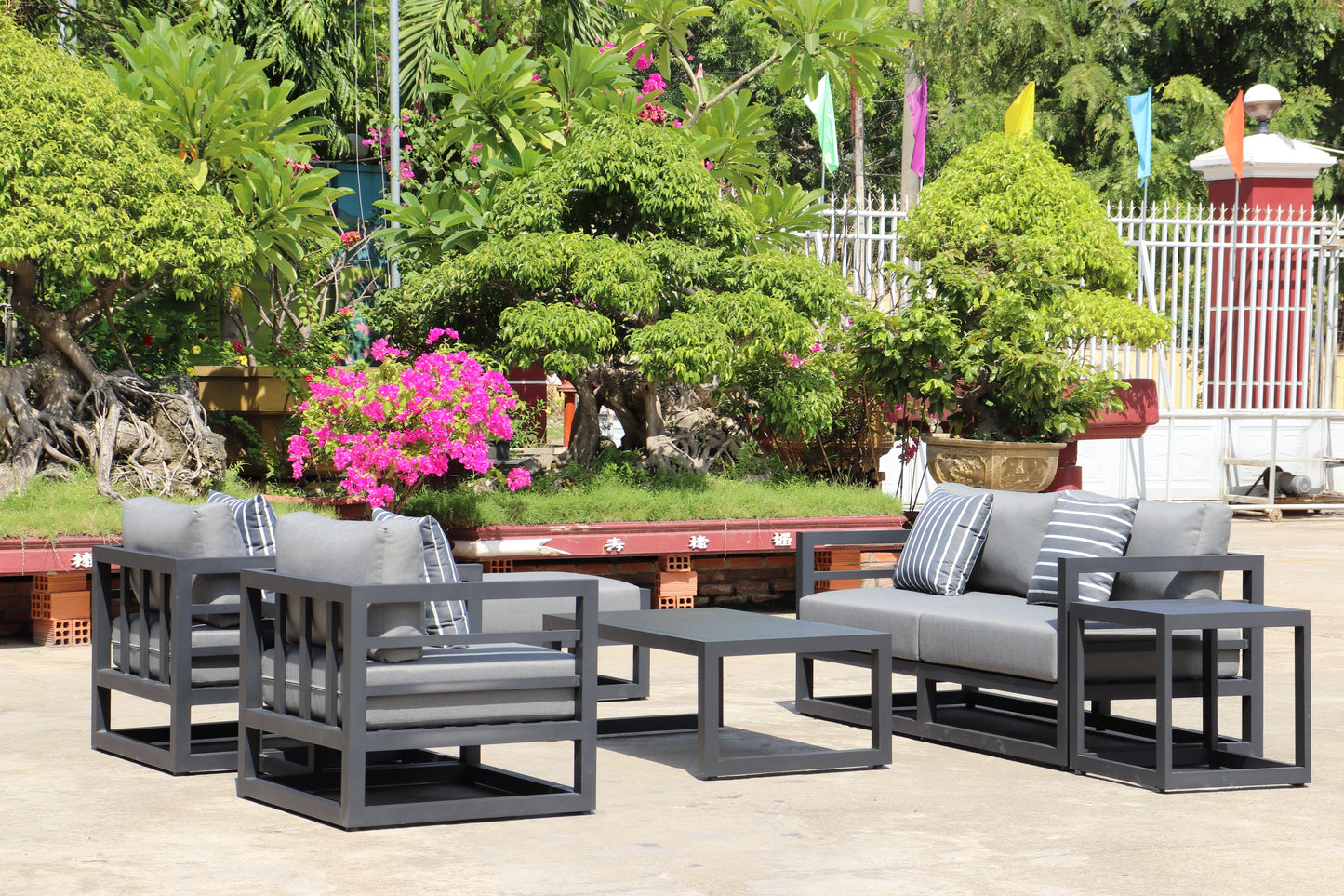 AluLux Hampton Elegance: Premium Black Aluminum Outdoor Lounge Set