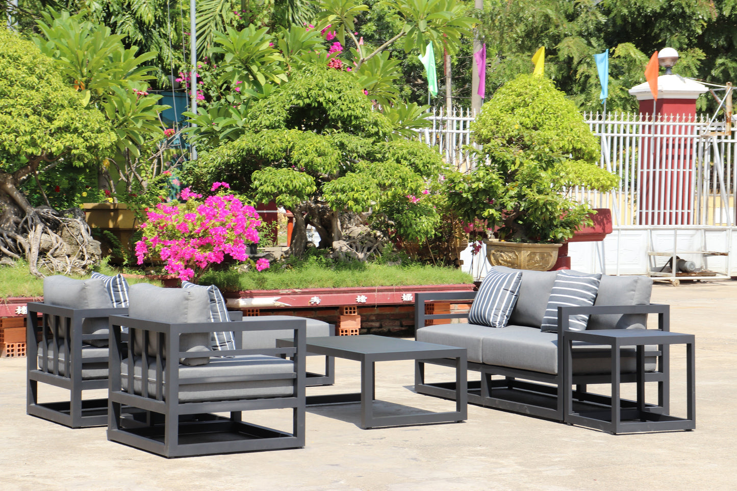 AluLux Hampton Elegance: Premium Black Aluminum Outdoor Lounge Set