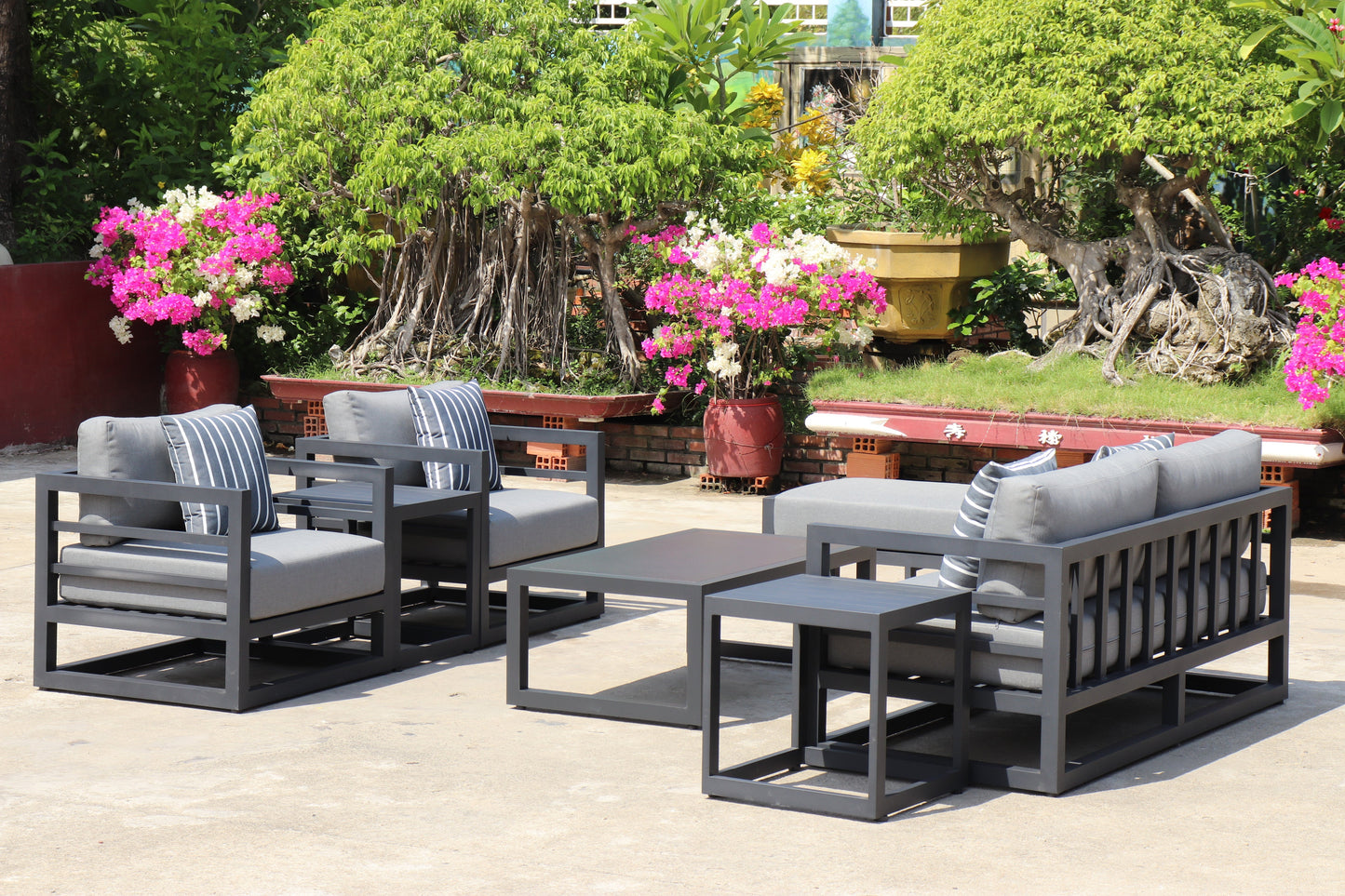 AluLux Hampton Elegance: Premium Black Aluminum Outdoor Lounge Set